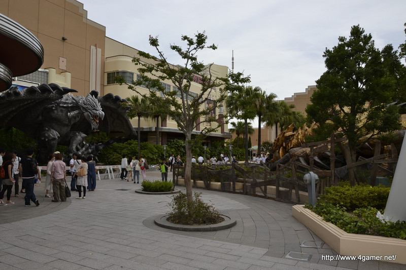 Illustration for article titled Giant Video Game Monsters Invade Universal Studios Japan